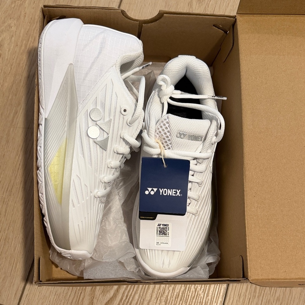 New in box Yonex Eclipson 5 tennis shoes white size 6
